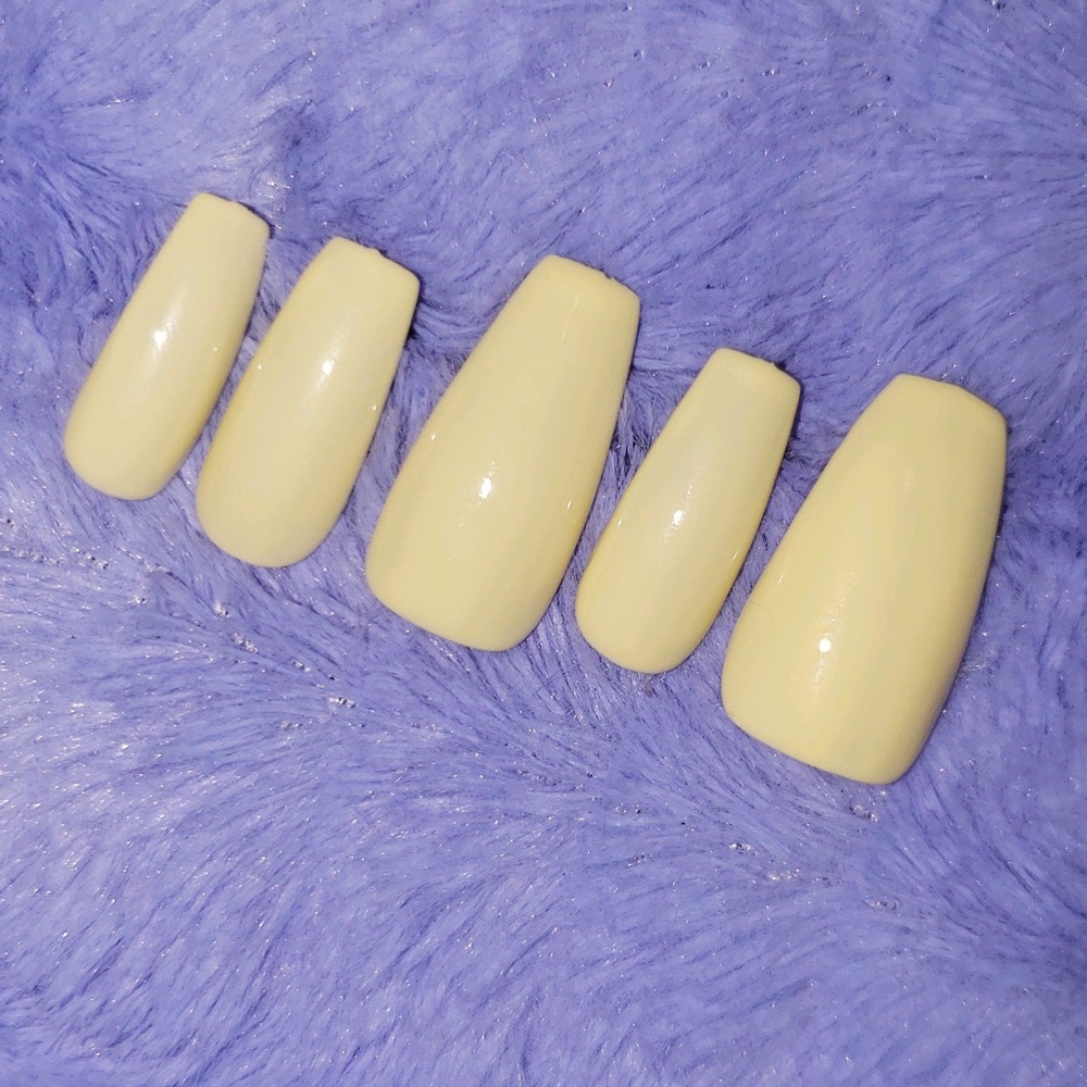 BUY ONE GET ONE FREE❗️Light Yellow Press Ons 💛